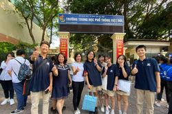 Thí sinh rạng rỡ sau khi kết thúc môn thi Ngoại ngữ