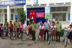 Quản lý thị trường Long An tặng xe đạp cho học sinh nghèo vượt khó