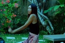 Minh Tú khoe được về Việt Nam nhưng màn ăn mừng có 1-0-2 này mới khiến khán giả cười lăn