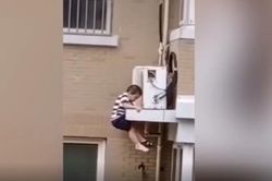 Thót tim cảnh người hàng xóm đỡ trúng đứa trẻ ngã từ tầng 5