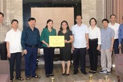 Tỉnh Hưng Yên tặng 'Quỹ vì người nghèo' tỉnh Quảng Trị 300 triệu đồng