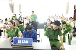 Nữ bị cáo đầu độc chị họ bằng trà sữa cúi gằm mặt tại phiên xử sơ thẩm