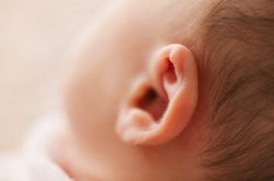 Tưởng con tự kỷ đi khám mẹ ngã ngửa trẻ bị điếc bẩm sinh