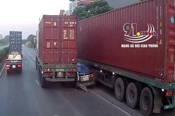 Bị 'kẹp' giữa 2 xe container, ô tô 4 chỗ bẹp dúm
