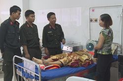 4 cảnh sát cơ động hiến máu cứu phụ nữ bị tai nạn giao thông