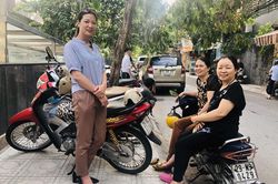 Phụ huynh đội nắng hồi hộp chờ con ngoài phòng thi