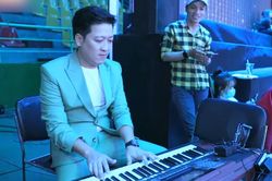 Trường Giang ngẫu hứng chơi đàn