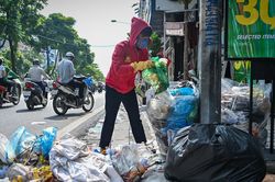 Người Hà Nội bức xúc vì rác thải ùn ứ trong thời tiết 39 độ C