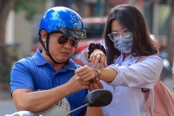 Phụ huynh hứa thưởng xe máy, điện thoại cho con nếu đỗ lớp 10