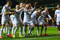 Leeds thăng hạng sau 16 năm và câu chuyện về những giọt nước mắt