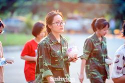 Ngắm sinh viên trải nghiệm ôm bát, xếp hàng đi ăn như người lính