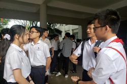 Thí sinh tranh thủ ôn bài trước giờ vào phòng thi lớp 10