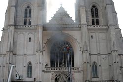 Pháp: Cháy lớn xảy ra bên trong một nhà thờ ở thành phố Nantes