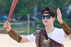Vương Nhất Bác trong 'Tiệm lướt sóng mùa hè' mặc đồ thổ dân, giống Tarzan của phương Đông đi lạc đến thành thị