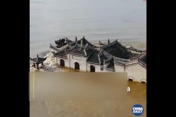 Chùa Quan Âm 700 năm tuổi đứng vững trong dòng lũ dữ trên sông Dương Tử