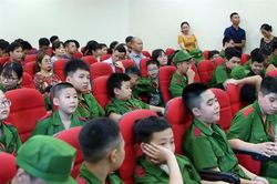 Các bạn nhỏ Thủ đô hào hứng tham gia chương trình 'Học làm chiến sĩ Công an'