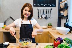 Cô con dâu 'ngủ' trong bếp