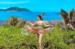 Hoa hậu Hương Giang không cần hở nhiều vẫn 'đốt mắt' dân mạng
