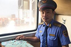 Tiếp viên đường sắt trả lại 100 triệu cho khách để quên trên tàu