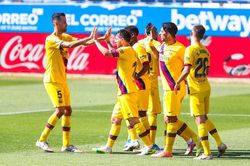 Messi lập 2 kỷ lục, Barca thắng rửa mặt trận hạ màn