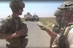 Lính Nga điều xe bọc thép bao vây lính Mỹ ở Syria