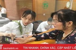 Khách hàng Vietcombank Hà Tĩnh háo hức trải nghiệm dịch vụ VCB DigiBank