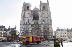 Giới chức Pháp nghi ngờ có người đã đốt nhà thờ tại Nantes