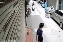 Đỗ xe kín cửa nhà người khác còn lên giọng 'bố đời', tài xế nhận ngay cái kết xây xẩm mặt mày