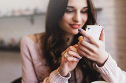 Cách cầm điện thoại bật mí điều gì về tính cách và tình yêu của bạn?