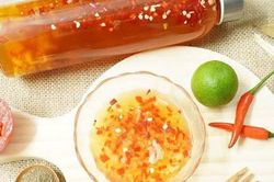 Thêm vài lát thứ quả này, nước chấm chua ngọt thơm, sánh, ăn gì cũng ngon, để lâu dùng dần trong cả tháng