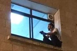Nghẹn ngào hình ảnh con trai trèo lên cửa sổ phòng cấp cứu, tạm biệt mẹ lần cuối cùng