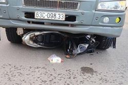 Xe máy va chạm ô tô tải khiến hai người chết