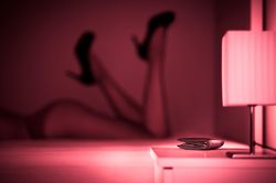 Cưỡng hiếp, ép buôn ma túy và mặt tối của mối quan hệ với sugar daddy