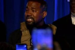 Kanye West khóc trong buổi diễn thuyết