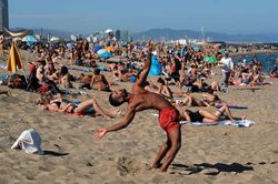 Bãi biển Barcelona đông đúc bất chấp cụm lây nhiễm Covid-19 tăng vọt
