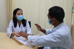 Chữa đau cứng cột sống cho nam nhân viên văn phòng