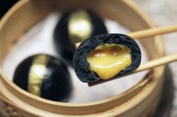 Các loại bánh màu đen khiến tín đồ ẩm thực 'chết mê chết mệt'