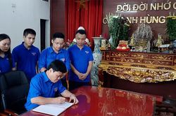 Báo Tuyên Quang dâng hương tại Nghĩa trang liệt sỹ quốc gia Vị Xuyên