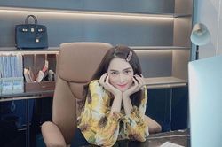 Hương Giang đi làm việc hay khoe túi hàng hiệu?