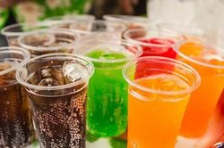 Người bán nước ở cổng trường đưa nhầm axít, bé gái 11 tuổi phải cấp cứu