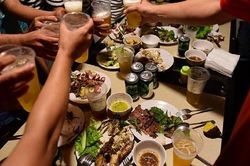 Trục xuất nam thanh niên người ngoại quốc đánh người ở quán rượu