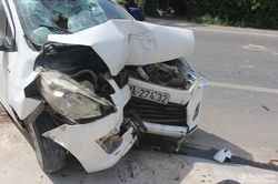 Đầu xế hộp bị xẻ đôi khi lao vào cột cổng, lái xe nguy kịch