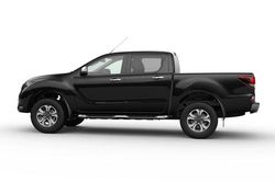 Đối thủ của Ford Ranger giảm giá hấp dẫn trong tháng 7