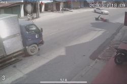 Clip: Pha quay đầu thiếu quan sát của tài xế ô tô suýt khiến người đi xe máy mất mạng