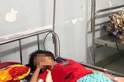 Uống phải axit của người bán hàng trước cổng trường đưa nhầm, bé 11 tuổi nguy kịch