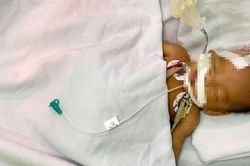TP. HCM: Bé trai sơ sinh bị bỏ rơi trước cổng chùa trong tình trạng tím tái, quấn áo có logo BV phụ sản