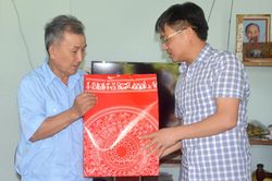 Đồng chí Nguyễn Hưng Vượng tặng quà gia đình chính sách