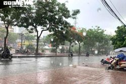 Hà Nội đón mưa rào giải nhiệt sau chuỗi ngày nắng nóng kéo dài
