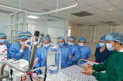 Phó Chủ tịch nước Đặng Thị Ngọc Thịnh thăm hai bé Song Nhi