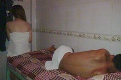 Hai nhân viên massage bán dâm tại phòng VIP